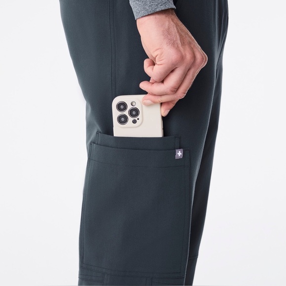 FIGS- Axim™ Cargo Scrub Pants size 3XLR - Picture 6 of 10